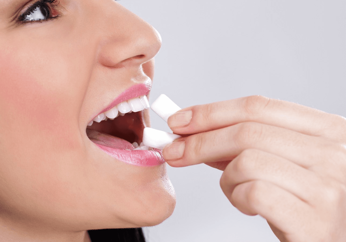 چرا نباید آدامس بجویم؟ | عوارضی که شاید ندانید!