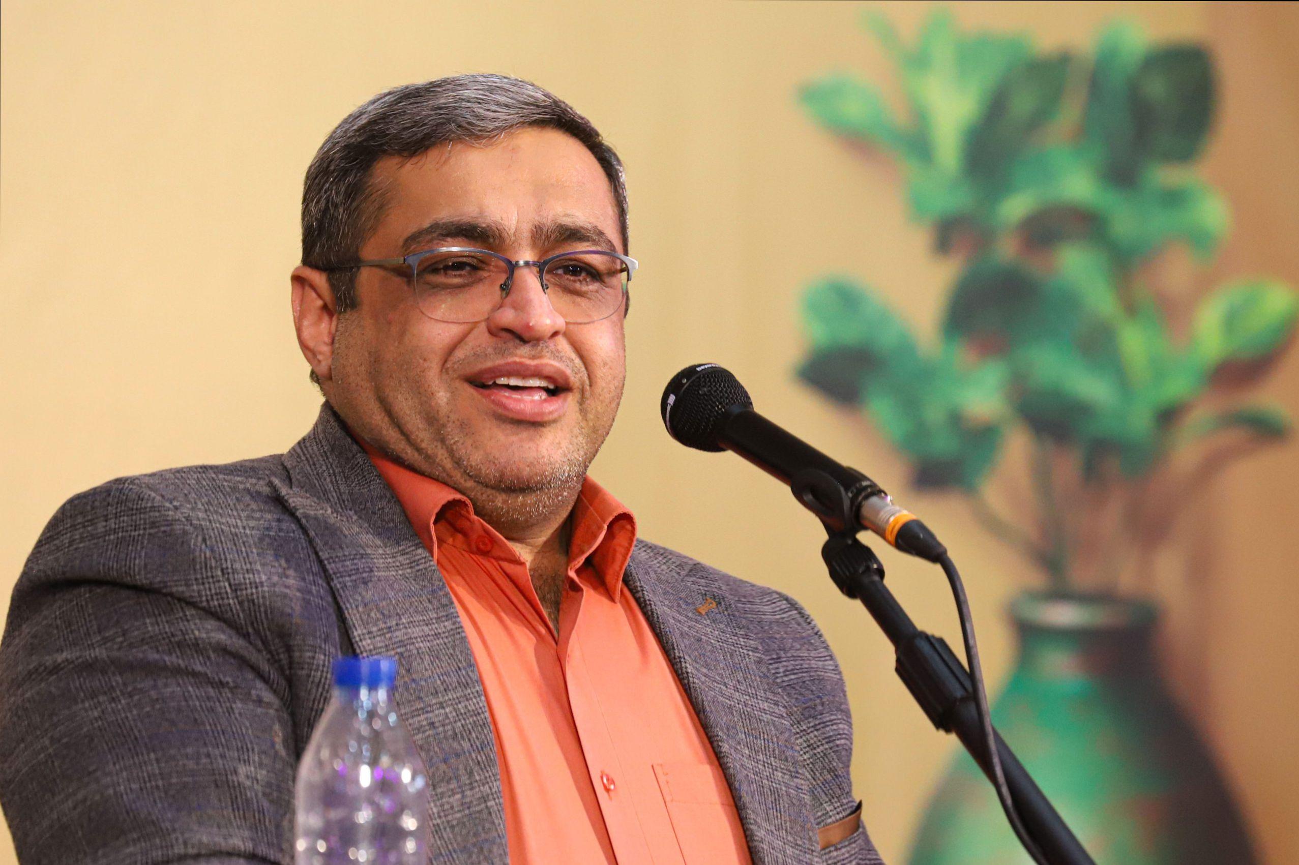 گفتگوی داغ و دیدنی المیرا شریفی‌مقدم و دکتر عزیزی: برخورد به نام عمه!