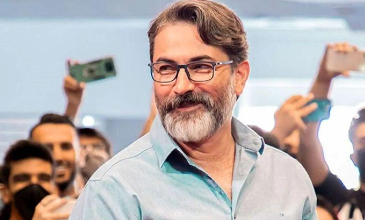 پارسا پیروزفر در کنار خواننده مشهور