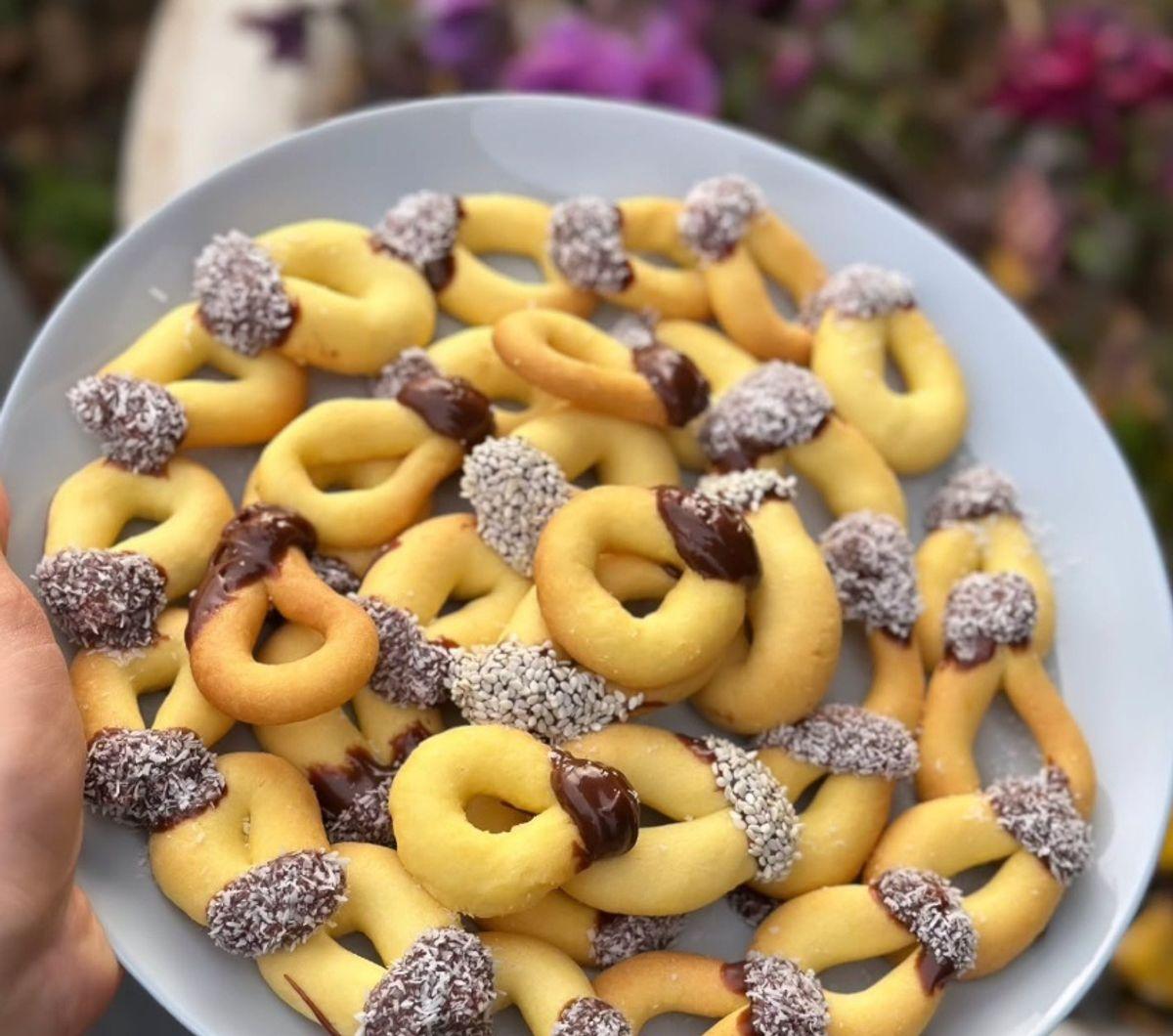 طرز تهیه شیرینی خشک ساده خانگی با اسانس‌های متفاوت