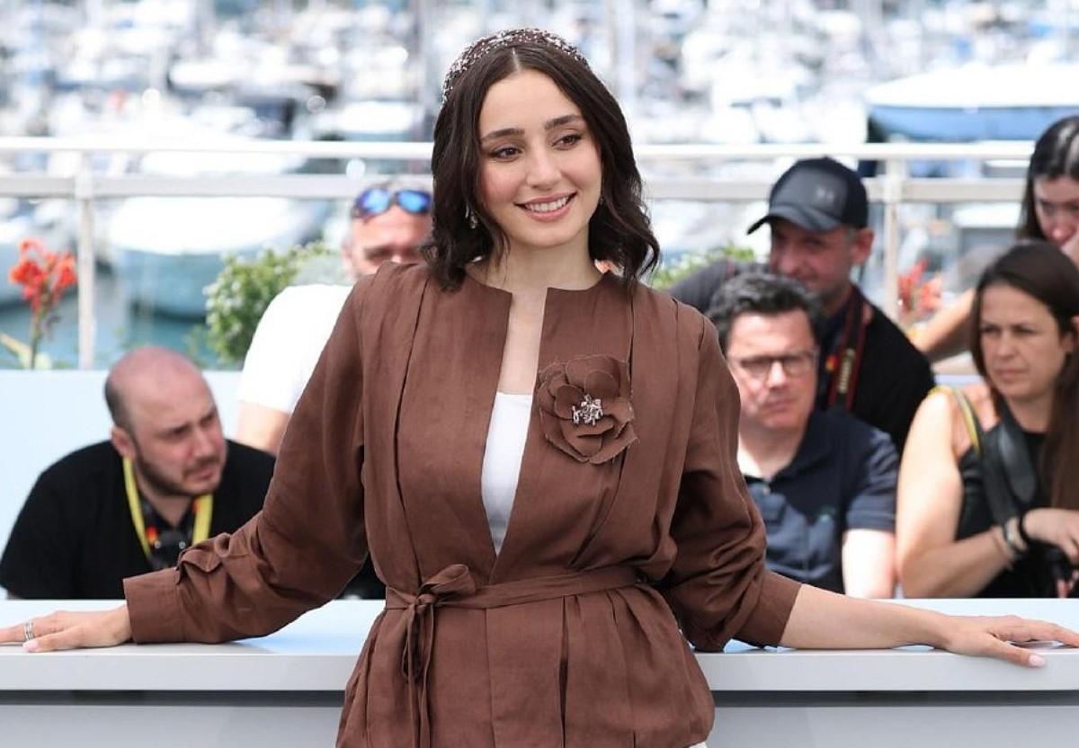 حیرت عکاسان خارجی از لبخند سها نیاستی، لبخندش زیباست! | شوخی پیمان معادی با عکاسان