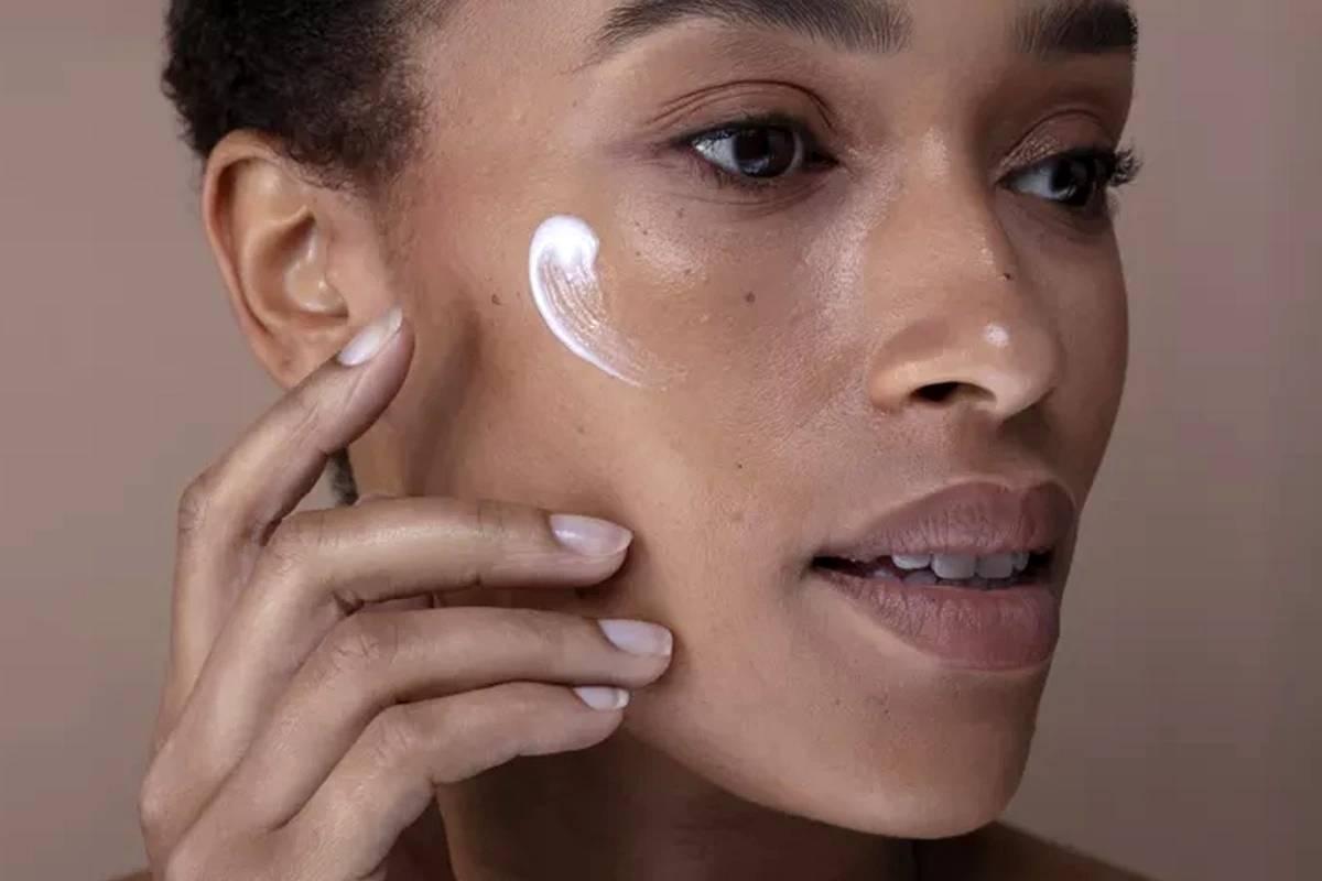 ۷ ترفند عجیب آرایشی در تیک‌تاک که واقعاً جواب می‌دهند