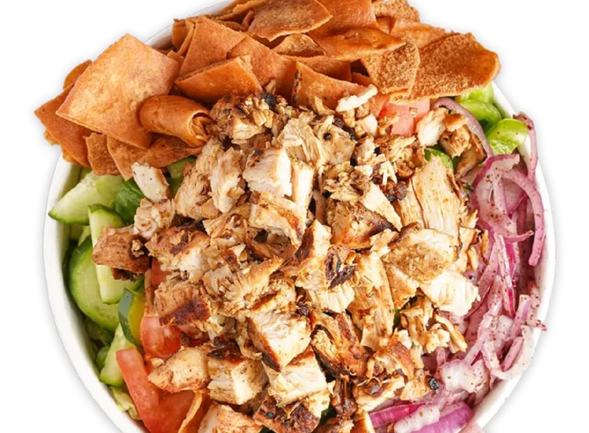 طرز تهیه سالاد شاورما با فیله مرغ