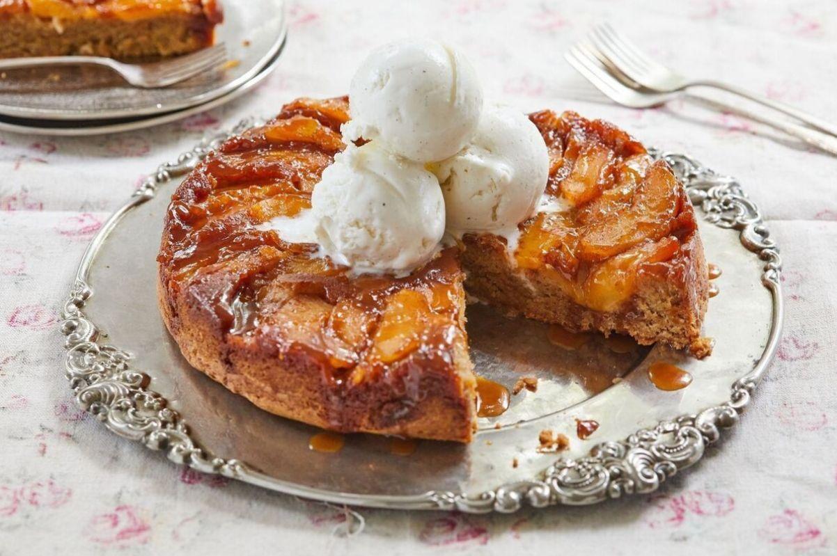 طرز تهیه کیک سیب با سس کارامل