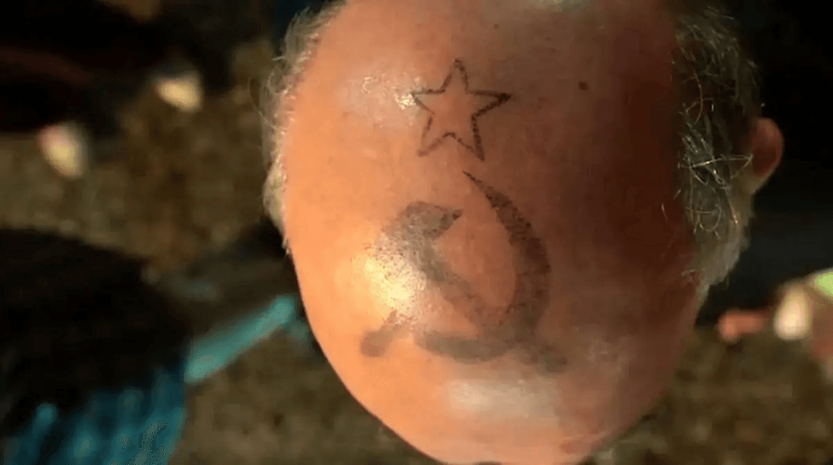 تتوی جنجالی بازیگر تاجیکی در نقش شمشیر سریال پایتخت 7| معنی و پس‌زمینه نماد کمونیستی