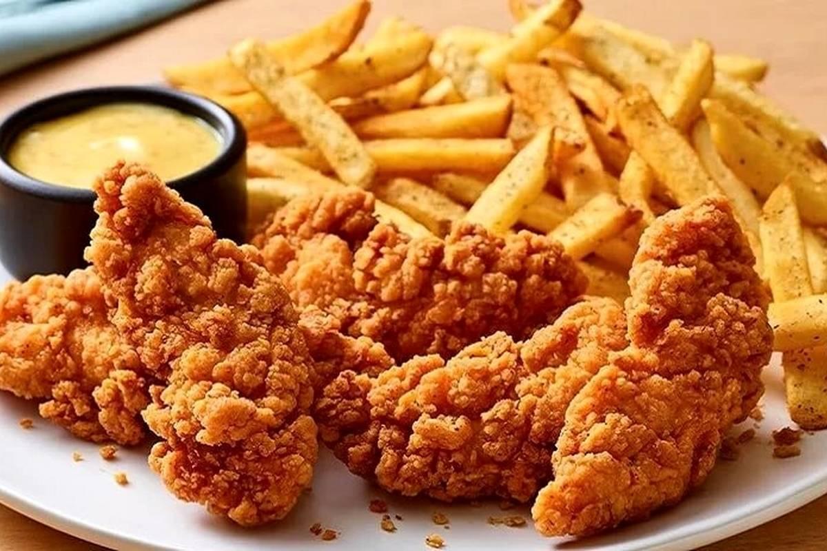 مرغ سوخاری مثل رستوران‌ها بپزید | همراه با سس مخصوص و سیب‌زمینی خوش‌طعم