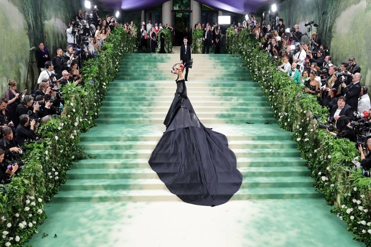 مت گالا ۲۰۲۵؛ رقابت استایل‌ها در شب مد و جذابیت | نگاهی به تیپ‌های خاص شاهرخ، ریحانا و شکیرا