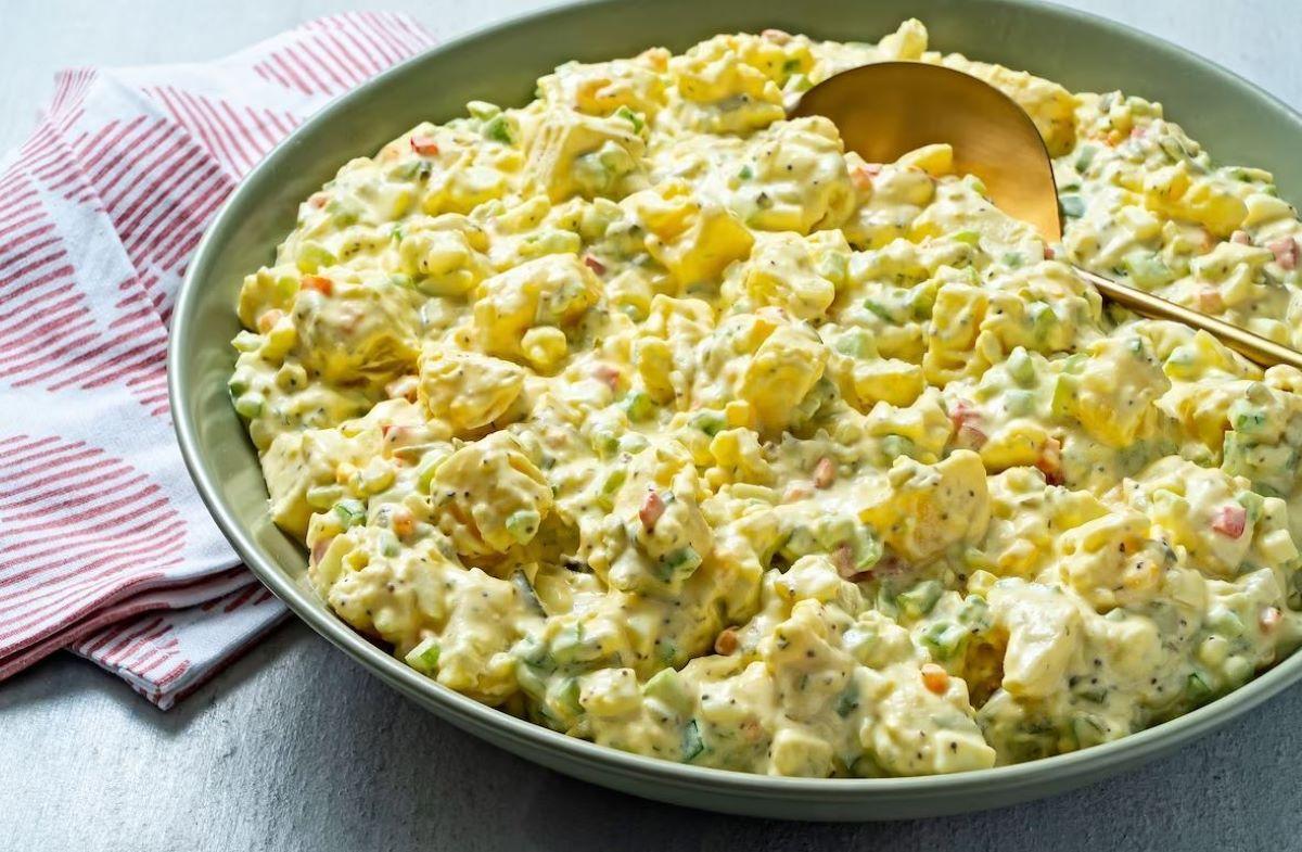 طرز تهیه سالاد سیب زمینی خامه ای؛ یک سالاد کلاسیک مجلسی با مواد ساده