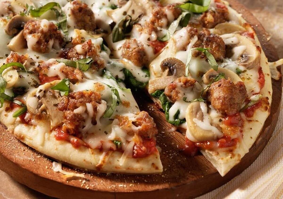 طرز تهیه پیتزا داخل ماهیتابه بدون خمیر و پنیر | این پیتزای خوشمزه بدون فر درست کنید