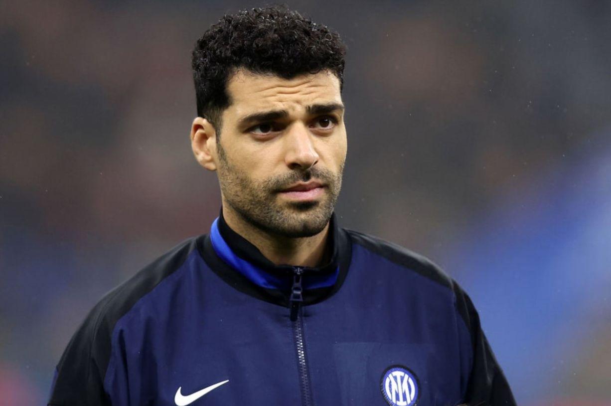 عکس جالب مهدی طارمی درحال سبزه گره زدن در سیزده بدر