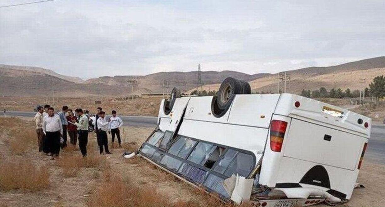 واژگونی مینی بوس دانشآموزان مدرسه تیزهوشان| مصدومان راهی بیمارستان شدند