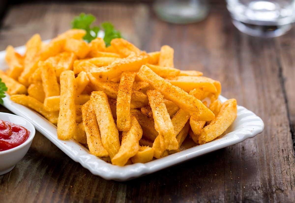 روش درست سرخ کردن سیب زمینی؛ چیکار کنیم سیب زمینی ها به هم نچسبند؟