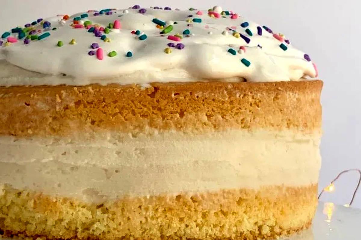 طرز تهیه کیک بستنی زعفرانی