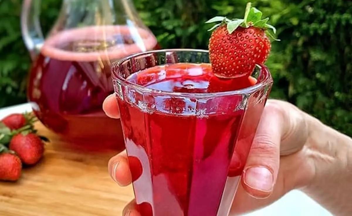 طرز تهیه شربت توت فرنگی خانگی | راز خوشرنگ شدن شربت توت فرنگی