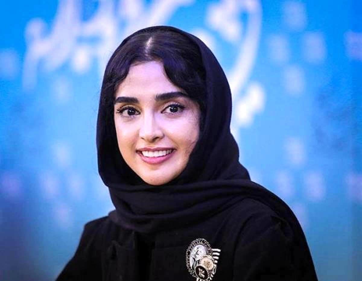 استایل خاص الهه حصاری با مانتوی مشکی؛ الگوی خانمهای مدرن!