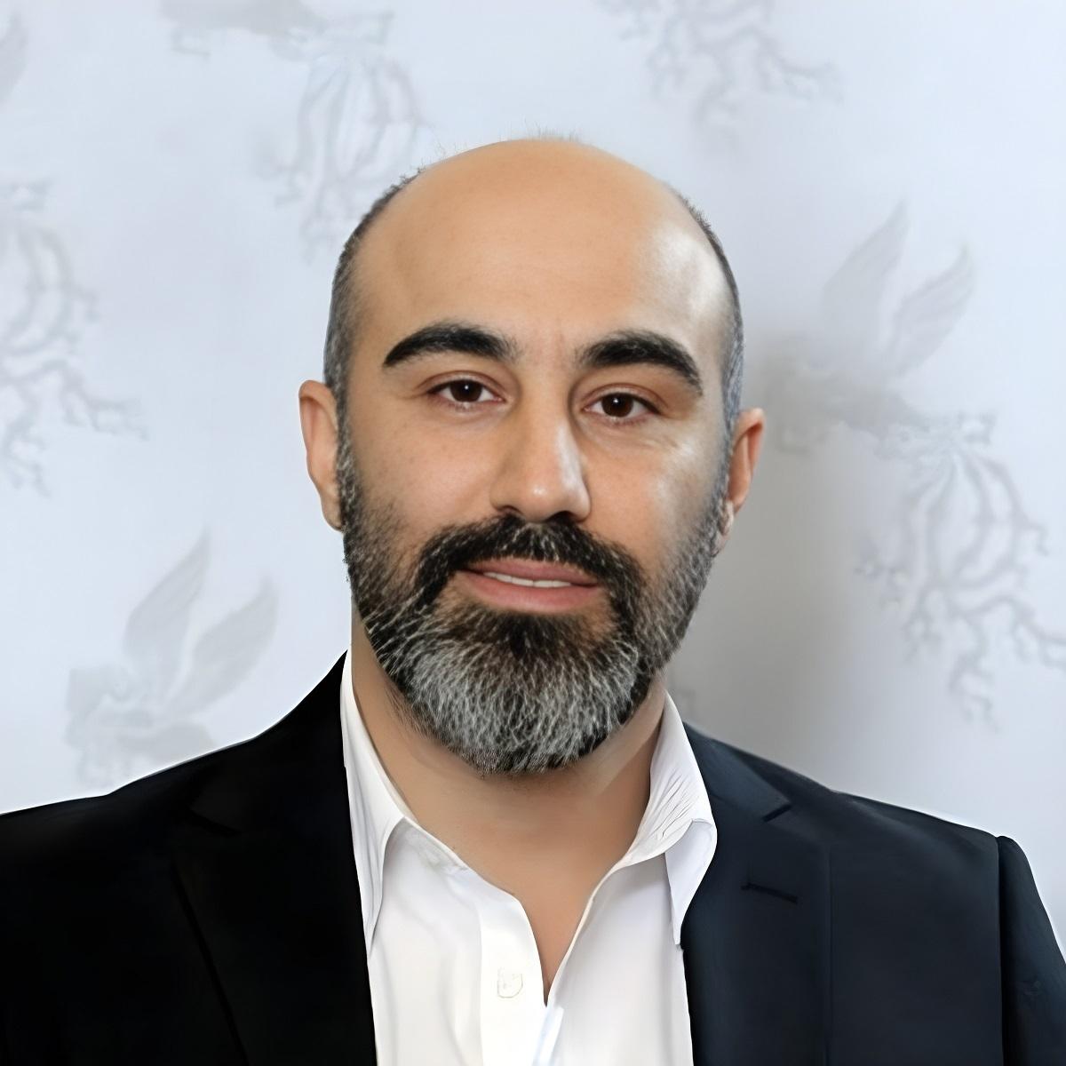 نقی پایتخت در آغوش پدر؛ تصویری دیدهنشده از کودکی محسن تنابنده