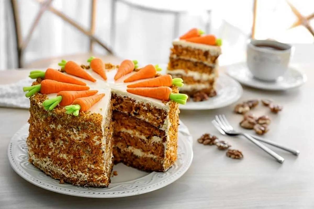 طرز تهیه کیک هویج کافیشاپی با بافتی پوک و لطیف نرم، خوشعطر و خوشمزه؛ دقیقا همون طعمی که بیرون میخورید!
