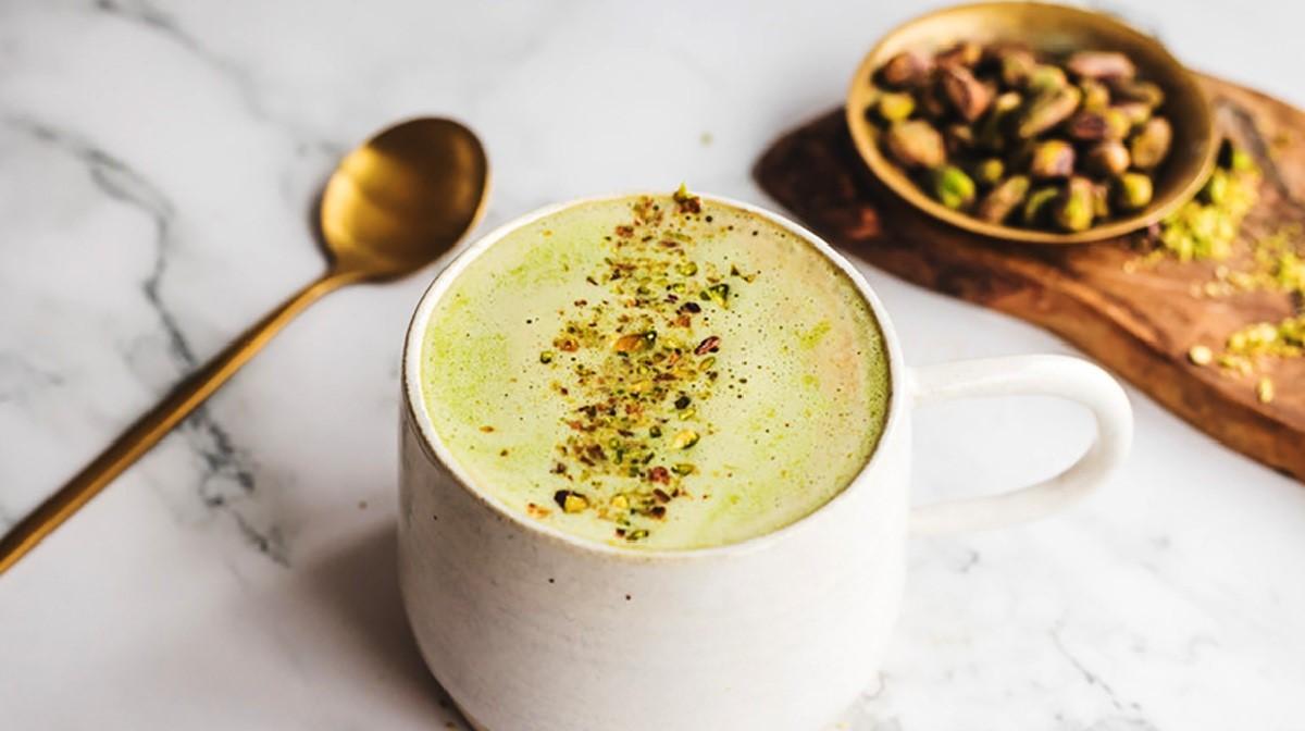 نوشیدنی داغ خوشمزه و آسان برای روزهای سرد پاییز| طرز تهیه نوشیدنی گرم با شیر و پسته