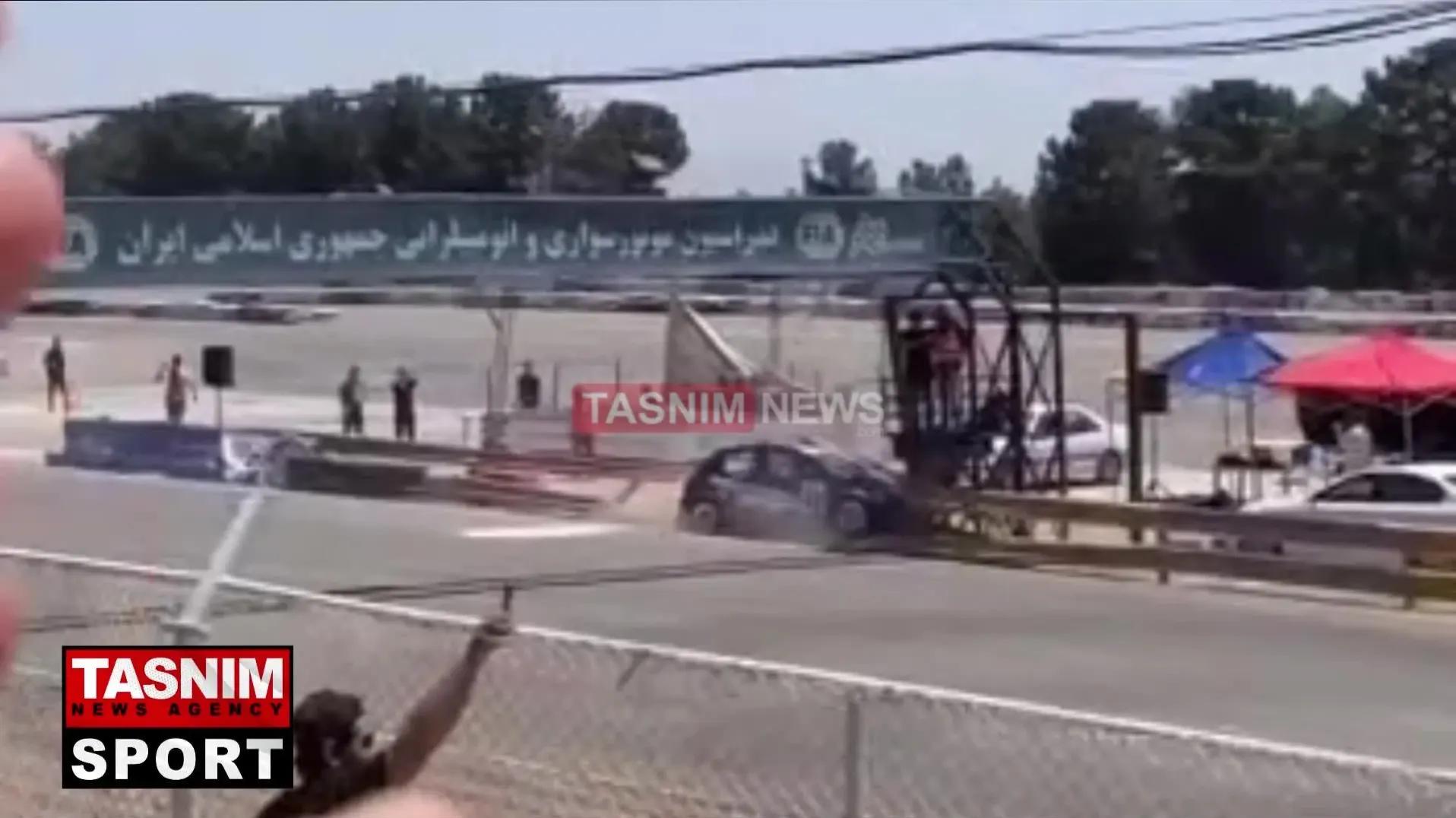 ویدئو حادثه در پیست آزادی | رالی خون در پیست آزادی | برخورد خودروی مسابقه با عکاس و فیلمبردار