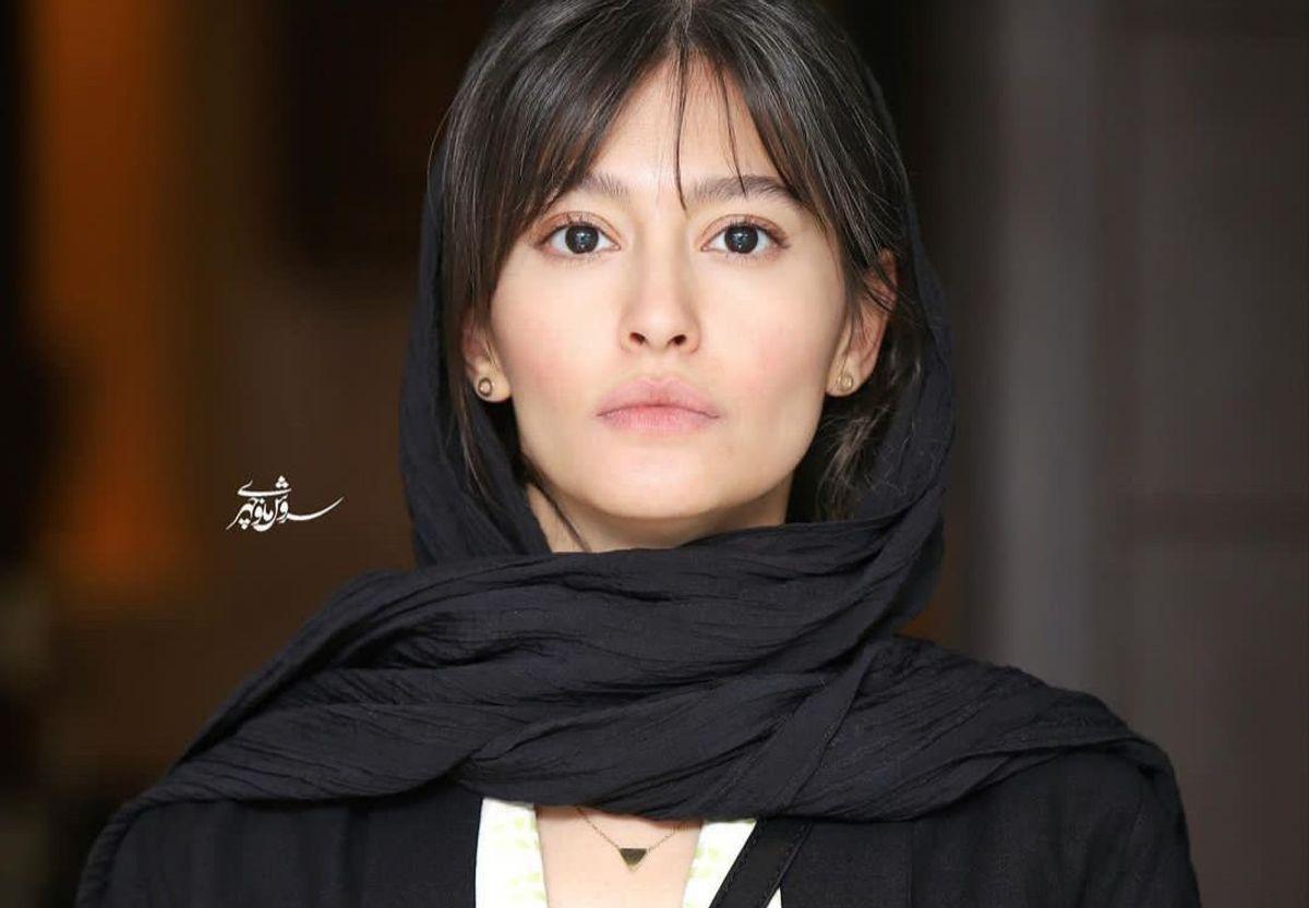 لحظات پاییزی پردیس احمدیه در کنار برگهای زرد و فنجان قهوه | خشخش برگهای زرد پاییزی در پست جدید پردیس احمدیه +ویدیو