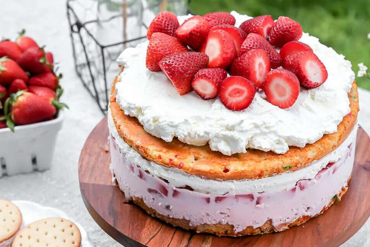 طرز تهیه کیک بستنی توت فرنگی؛ یک دسر خنک و مجلسی