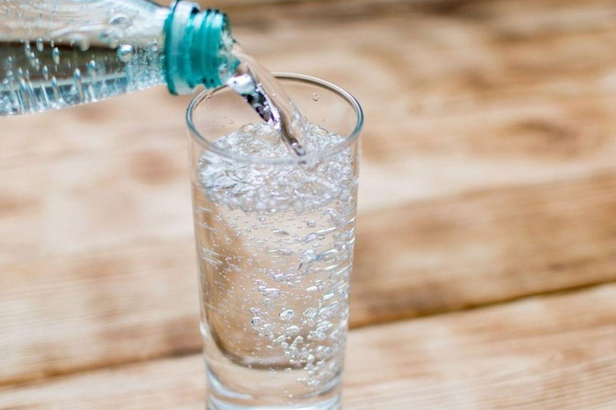 مصرف روزانه 8 لیوان آب ضروری است؟| مایعات جایگزین نوشیدن آب