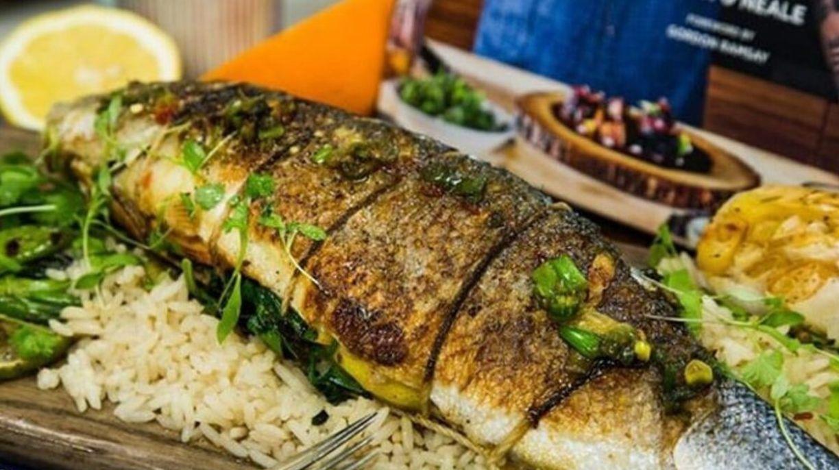 طرز تهیه ماهی شکم پر با سبزیجات معطر؛ آموش کامل پخت با نکات حرفهای