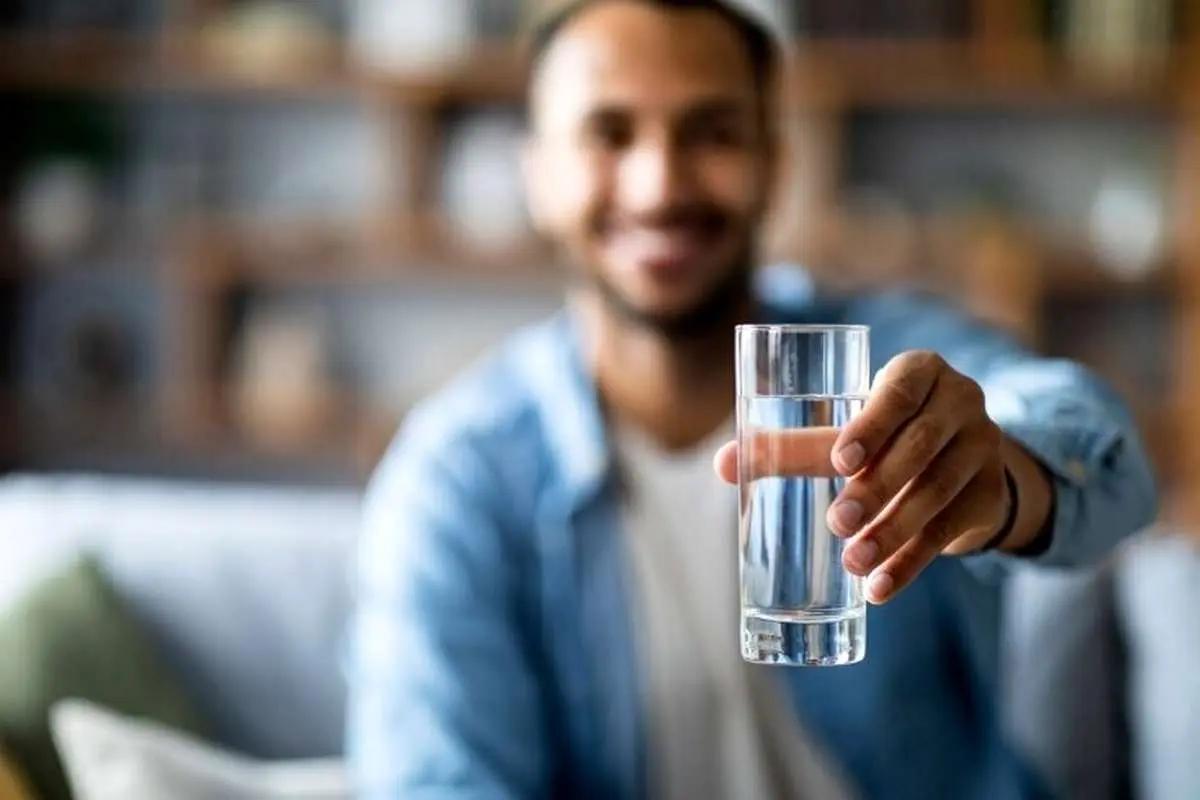 نوشیدن آب حین غذا به هضم آن کمک می کند یا خیر؟