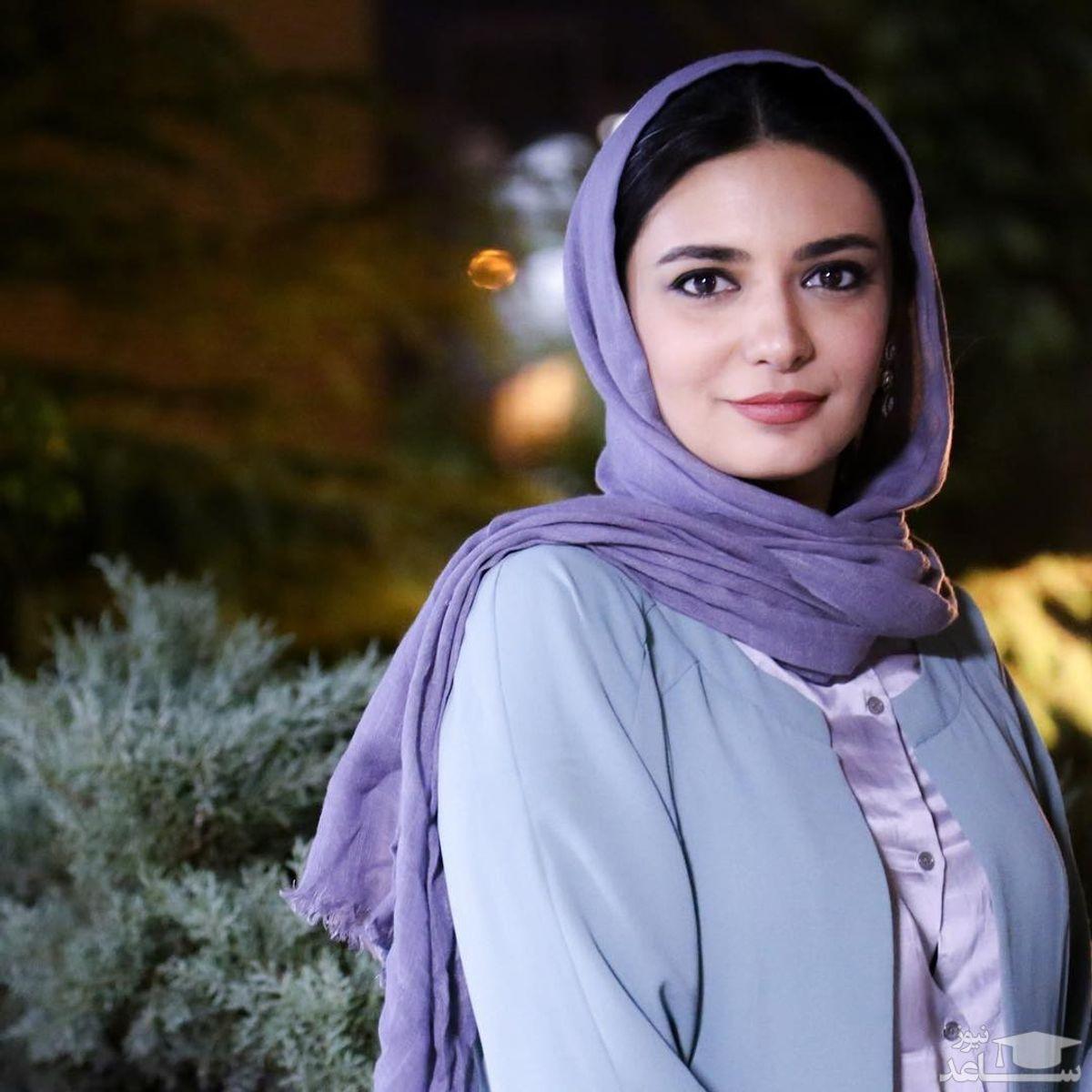 لیندا کیانی با چشمانی پر از حسرت در پشت پنجره اتاقش