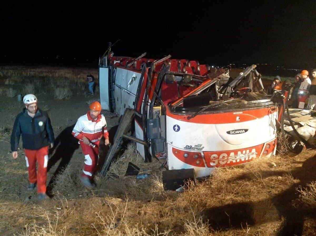 واژگونی مرگبار اتوبوس در نجف آباد اصفهان | این حادثه ۲ کشته و ۲۴ صدوم بر جای گذاشت