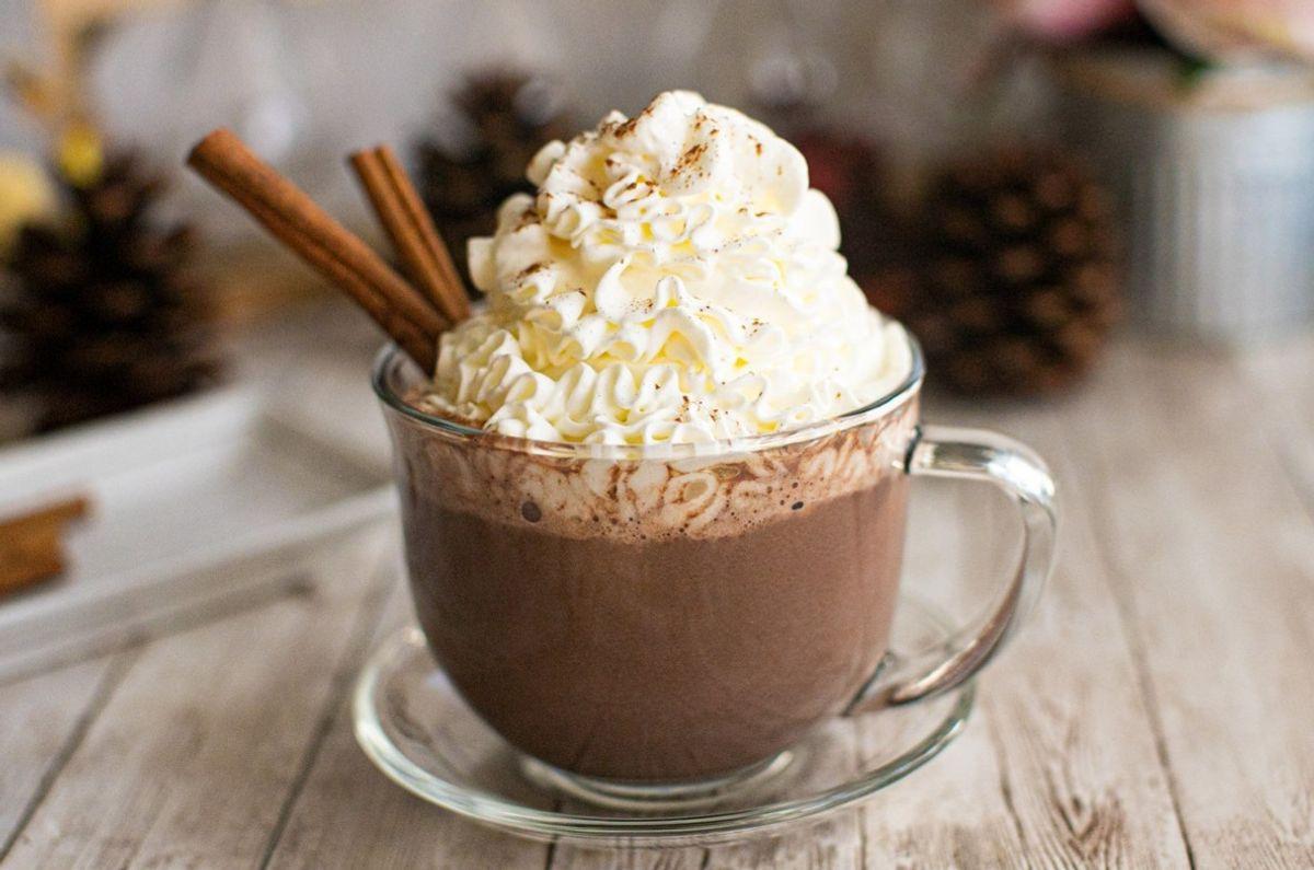 نوشیدنی گرم هات چاکلت برای روزهای سرد زمستان| طرز تهیه شکلات داغ با کرم نعناع