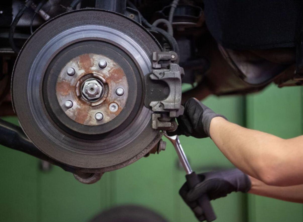 ترفند نگهداری از خودرو| دلیل قفل کردن ترمز خودرو و راه های رفع آن