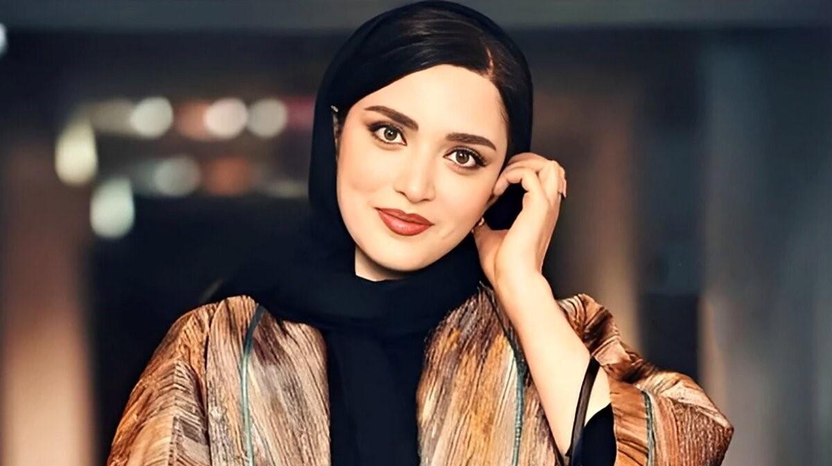 استایل مینیمالیست بهنوش طباطبایی با کیف 40 میلیاردی در نمایشگاه نقاشی