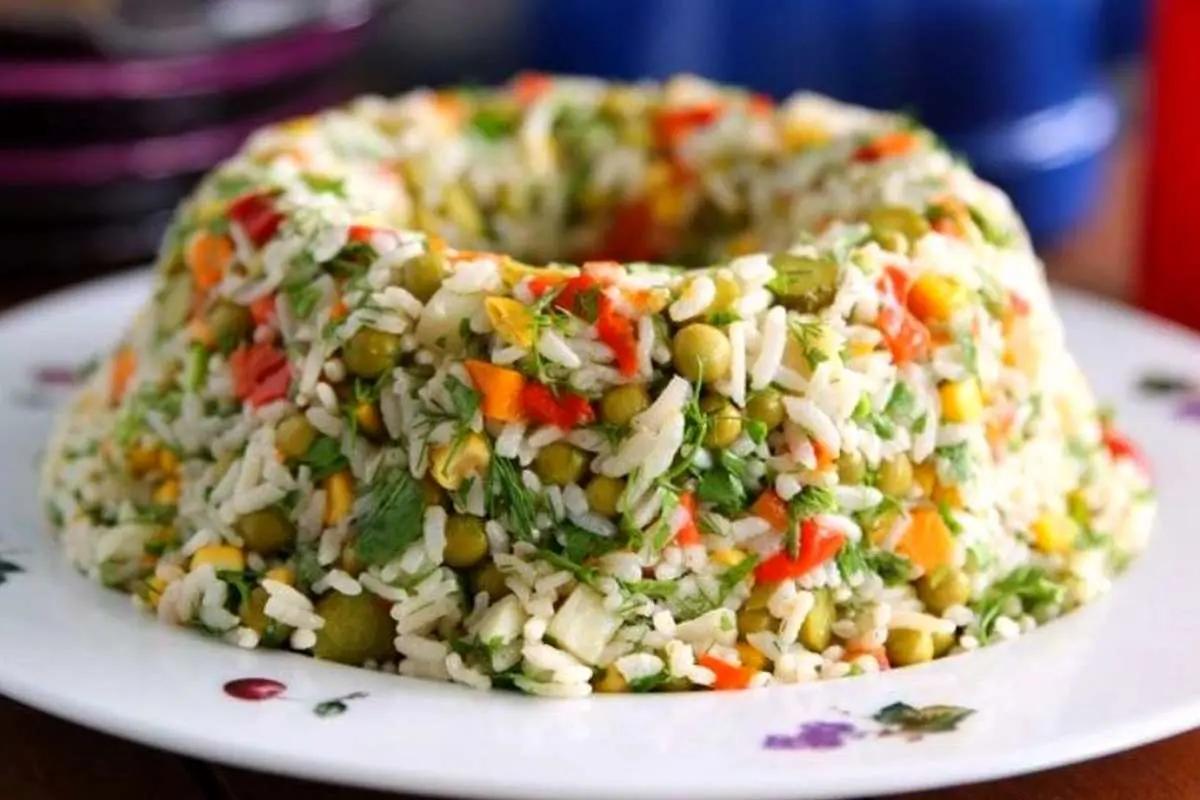 باقیماندهها را به خوشمزگی تبدیل کنید؛ سالاد برنج خنک و خاص